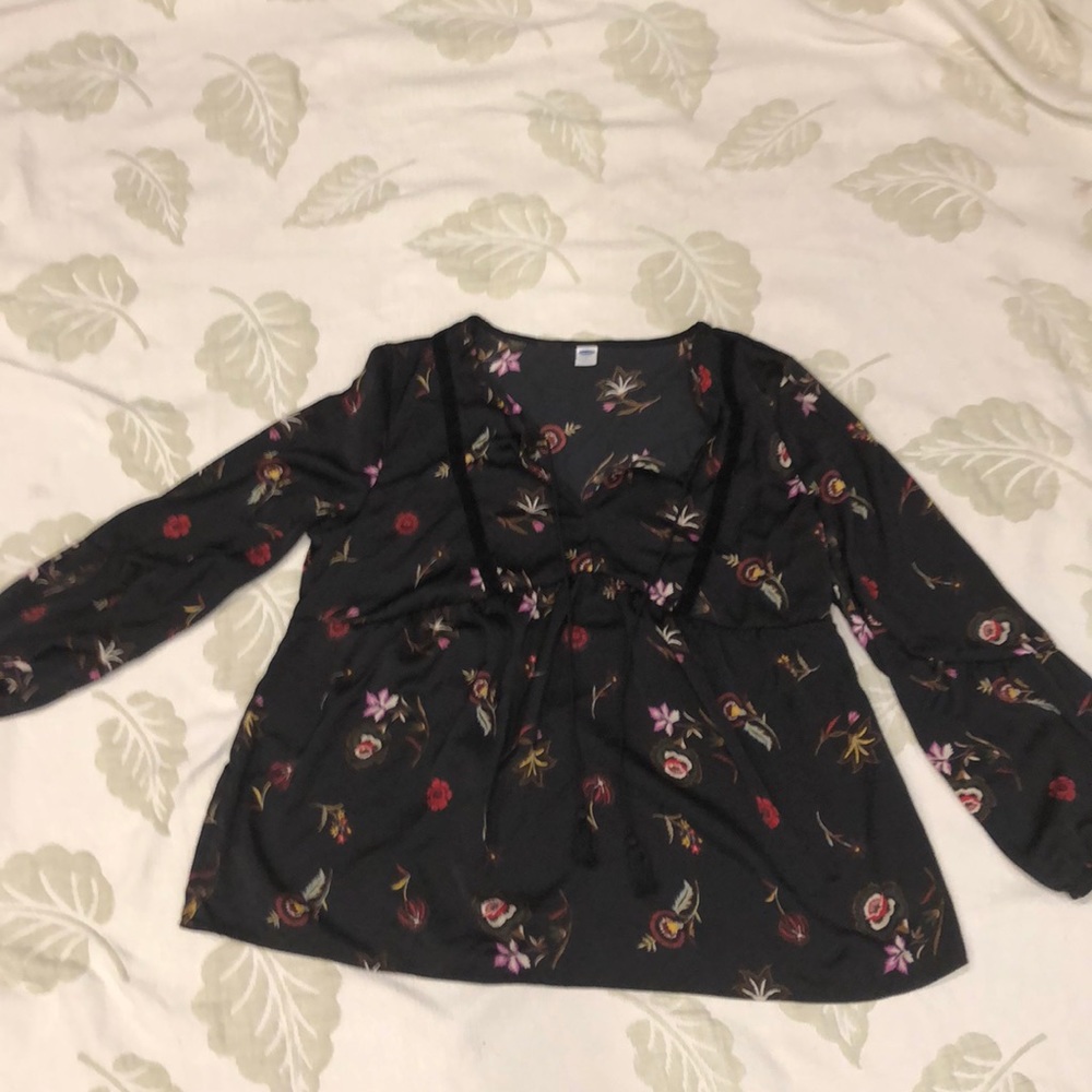 🌻 Old Navy black floral peasant blouse - Picture 3 of 10